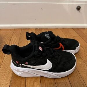 NIKE Kids Star Runner 10 Black Flowers Jr Sneaker - like new